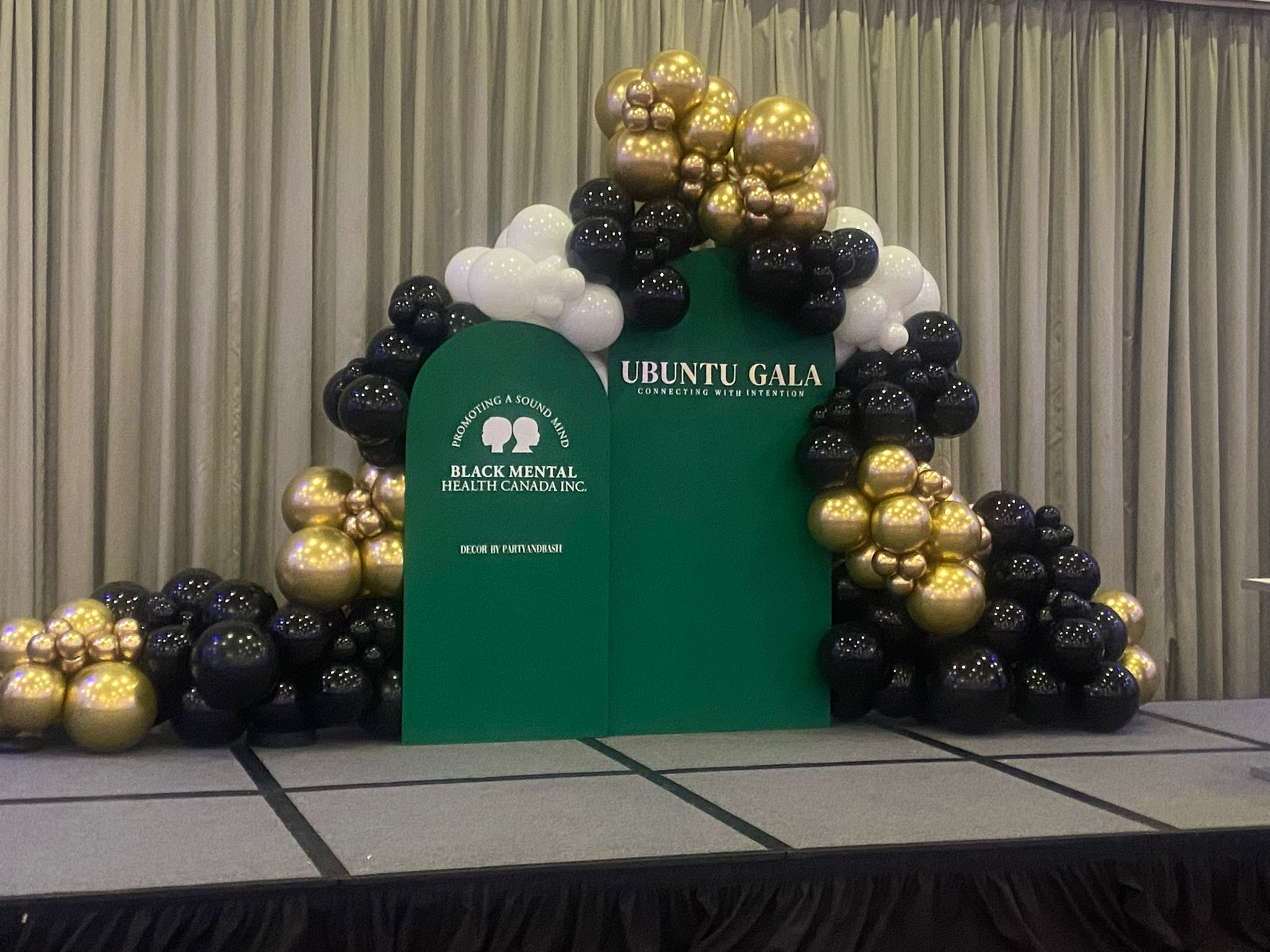 Ubuntu Gala green & gold stage decor